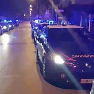 Segue donna nel bagno di un bar e la palpeggia: arrestato