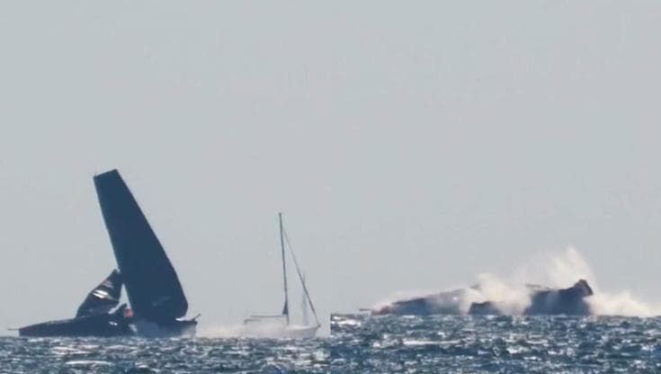 America's Cup, l'albero di Alinghi fa crack: le immagini dello spettacolare incidente