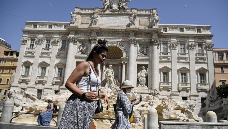 Boom di contagi tra turisti stranieri a Roma, code ai gazebo delle farmacie per fare i tamponi
