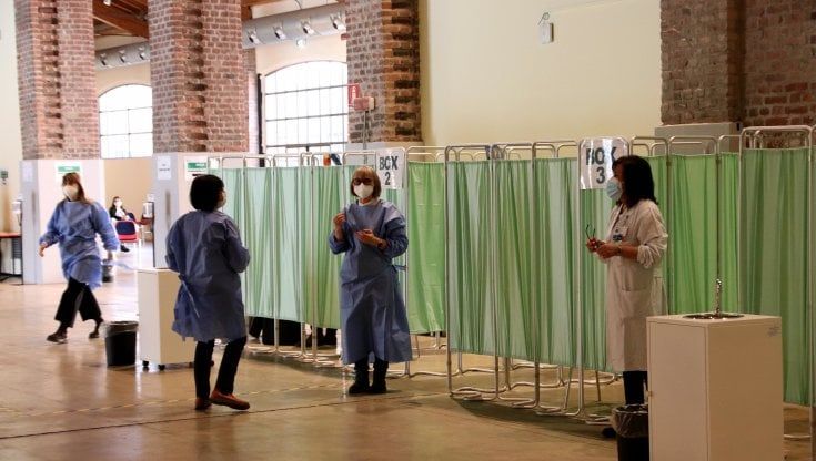 Coronavirus in Lombardia, a un passo dalla zona rossa: quasi 600 ricoverati in Terapia intensiva