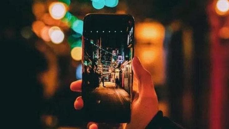 Spiano e filmano due sorelle poi le spogliano con l’IA: indagati 3 minori. Forse anche altre vittime