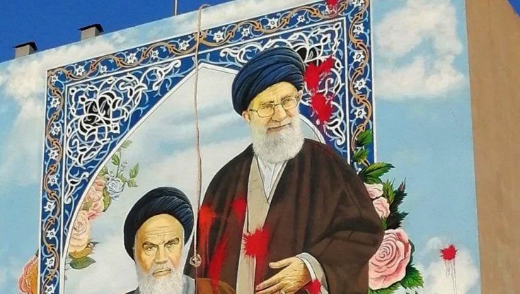 Iran, uccisa a 14 anni per una foto di Khomeini strappata. Oltre 1000 a processo per le proteste nella sola Teheran