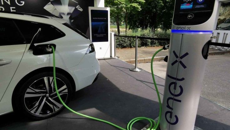 Auto elettriche, superati 90 mila punti di ricarica