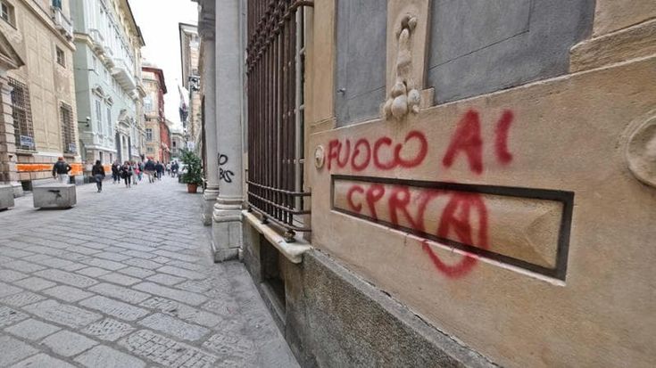 Via Garibaldi, i palazzi dei Rolli deturpati dalle scritte degli anarchici, Aster al lavoro per ripulire