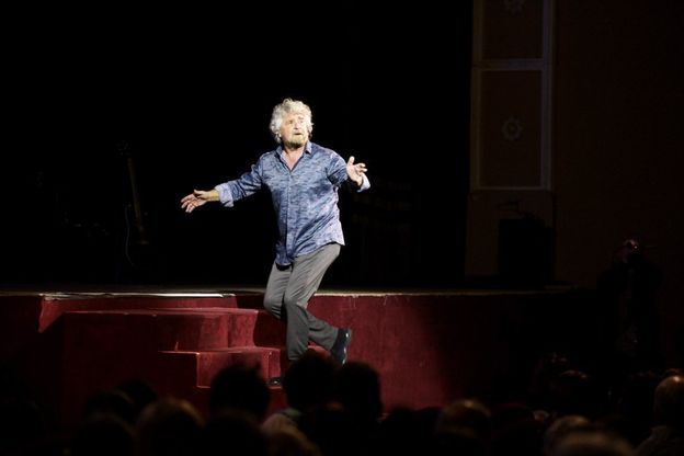 Grillo a Napoli: "Il mondo è di chi osa cambiare la storia"
