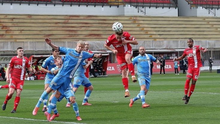 Serie B: il Lecce passa a Pisa e bracca l'Empoli, Monza fermato dal Pescara. La Salernitana non molla