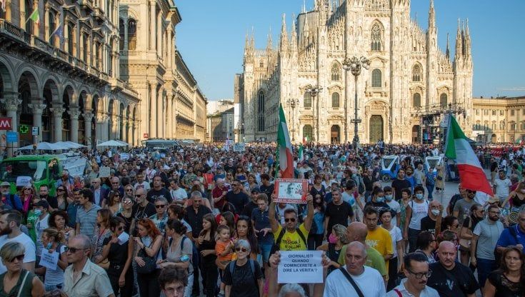 No Green Pass, per il corteo dei 5mila a Milano denunce per violenza privata. E spuntano militanti di Forza Nuova