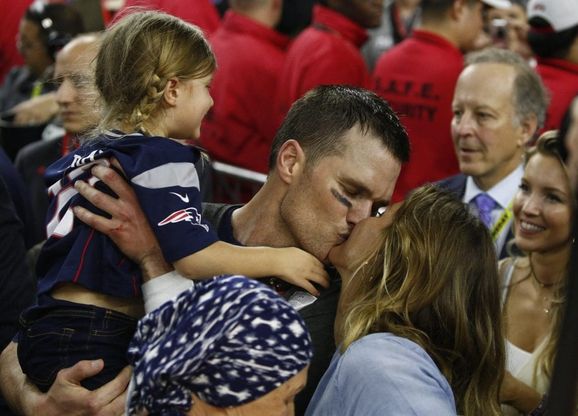 Super Bowl 2017, il bacio di Tom Brady alla moglie Gisele Bündchen dopo la vittoria