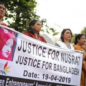 Bangladesh: 16 persone incriminate per l'omicidio della 19enne bruciata viva a scuola