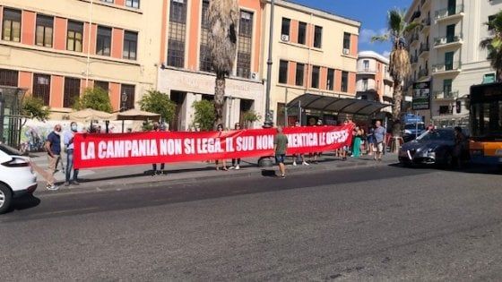 Striscioni e cori contro Salvini a Salerno