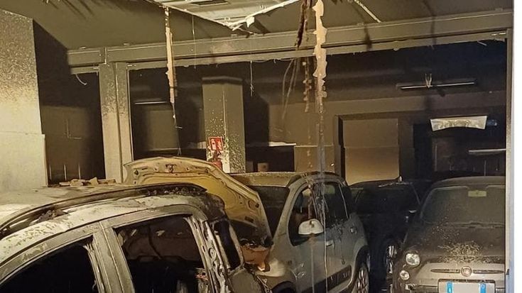 Molfetta, incendio nella notte nel deposito di concessionario di auto: sventato rischio esplosione