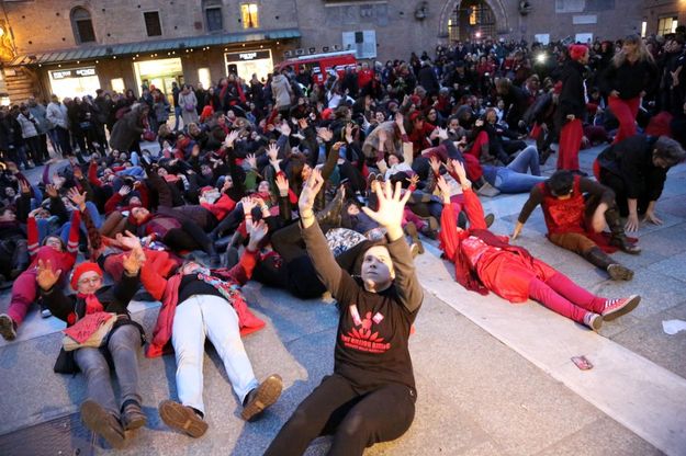 No alla violenza sulle donne: <br />piazza Maggiore si tinge di rosso
