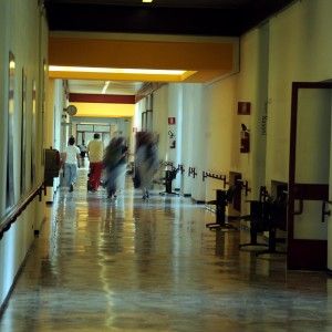 Lecco, i medici segnavano turni fino a 26 ore al giorno: indagati in 9 fra colleghi e dirigenti Asl