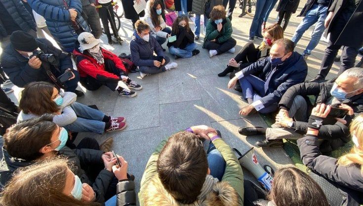 Torino, dagli studenti ai presidi: protesta contro le scuole medie  ancora chiuse