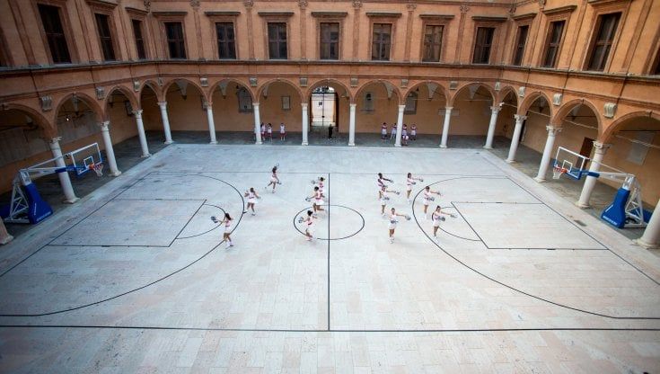 La società contemporanea attraverso lo sport: a Bologna la prima mostra personale per Marilisa Cosello 