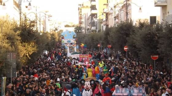 Gallipoli, si spezza&nbsp;il carro allegorico: animatore precipita e finisce in ospedale