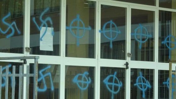 Roma, svastiche e croci celtiche sui muri del liceo Montale al Portuense