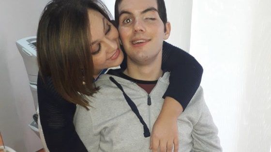 Bari, dopo 7 mesi di riabilitazione Raffaele torna a casa. La mamma: "Ma servono altre cure: ora è vietato fermarsi"