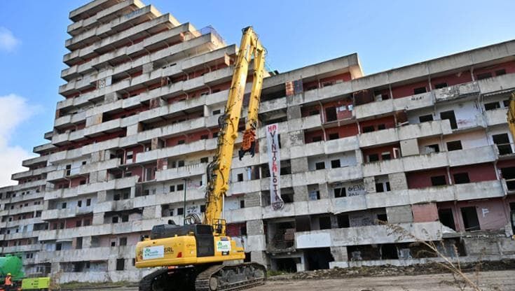 Scampia, giù la Vela rossa: “Siamo oltre Gomorra”. Manfredi con Fico e il prefetto: giornata storica