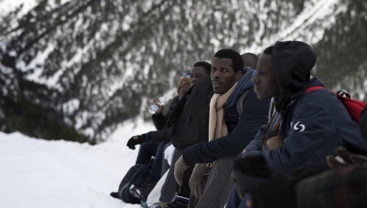 Migranti, il confine alpino Italia-Francia come i Balcani: europarlamentari in missione per denunciare gli abusi