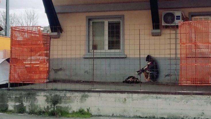 Il murale alla stazione di Arezzo dedicato ai senzatetto