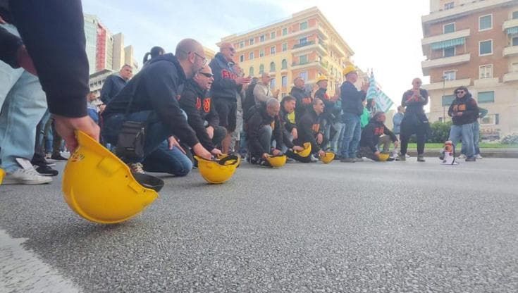 La protesta dei caschi degli operai ex Ilva a Genova