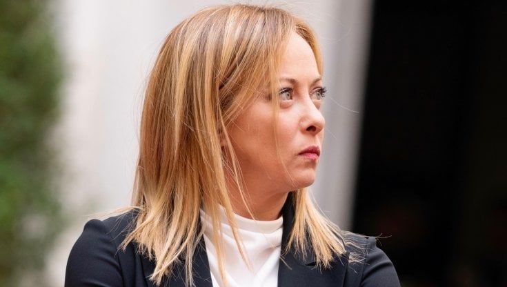 Il silenzio di Meloni in fuga dai giornalisti. Rete4 diventa il fortino