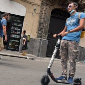Scontro fra un monopattino e un'auto: è il primo incidente del genere a Palermo