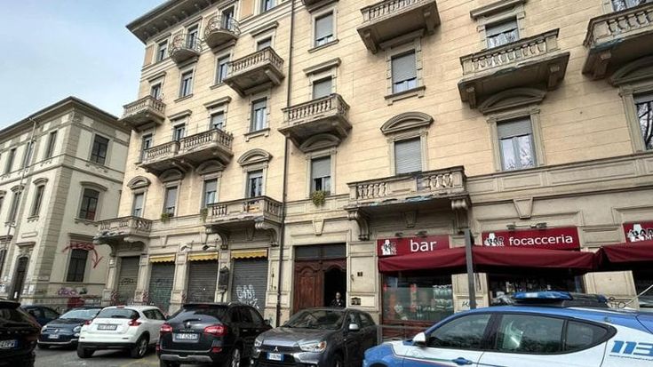 Giovane madre muore in casa, i figli di 5 e 7 anni la vegliano fino all’arrivo del padre
