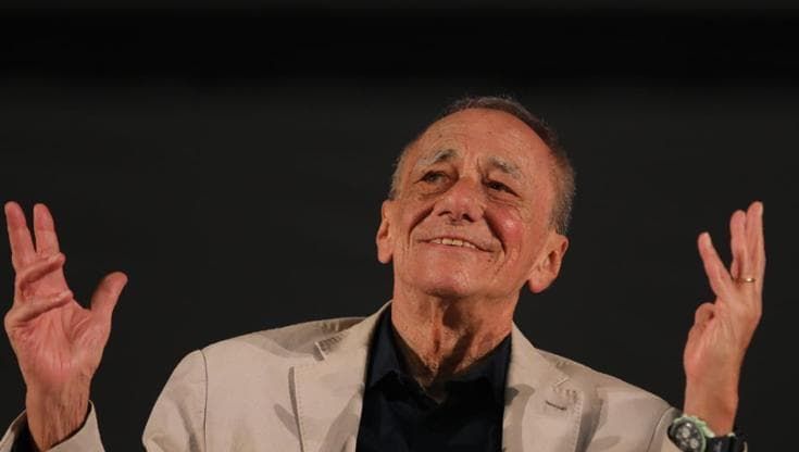 Roberto Vecchioni incanta palazzo Ducale: “La canzone dipende dal mondo che viviamo”