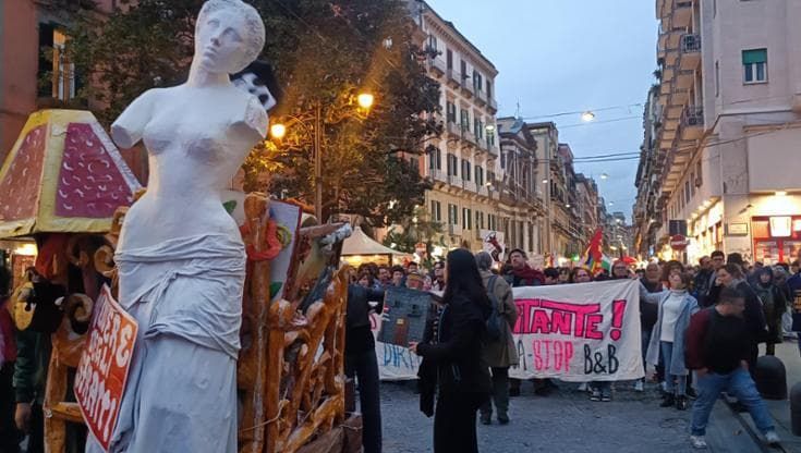 Napoli, in centinaia sfilano contro il caro affitti e l’avanzata dei B&b