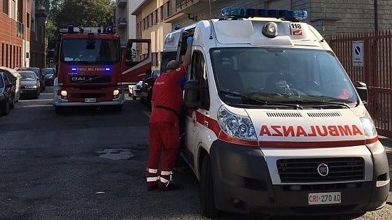 Torino, bimbo incastrato con la mano nella porta dell'ascensore: salvato dai vigili del fuoco