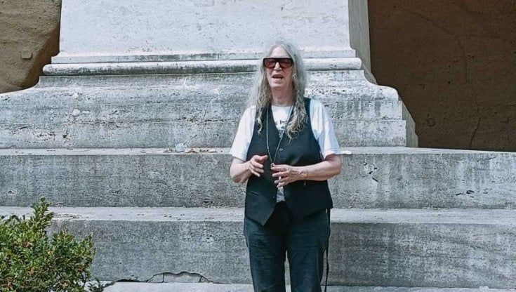 Napoli, Patti Smith alla tomba di Leopardi e Virgilio. La direttrice Ragozzino: "E' sempre aperta, ma ieri era giorno di chiusura"
