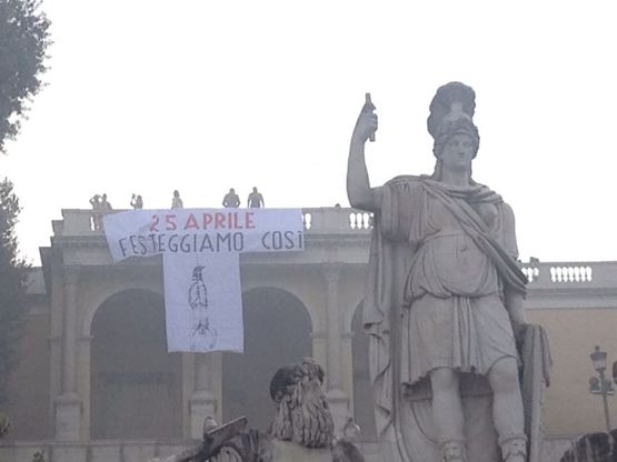 25 aprile, guerra di manifesti tra fascisti e antifascisti: "Omaggio a Salò" contro "Achtung banditen"