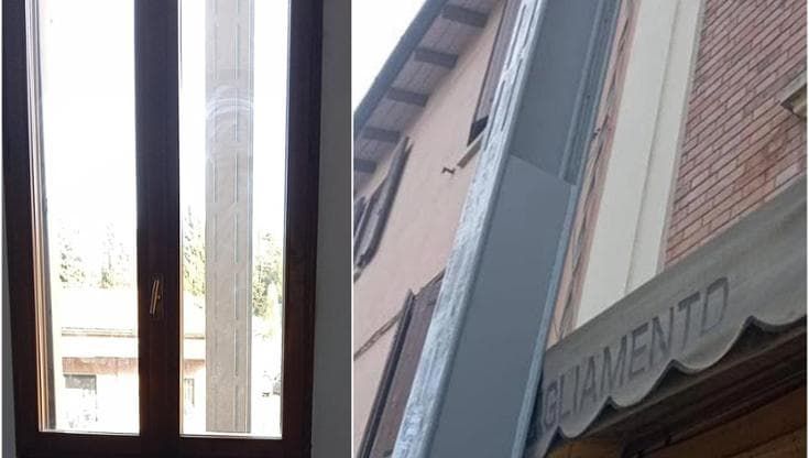 Palo del tram davanti a negozio e finestre. L’ira dei residenti: “Nessuno ci ha avvisati”