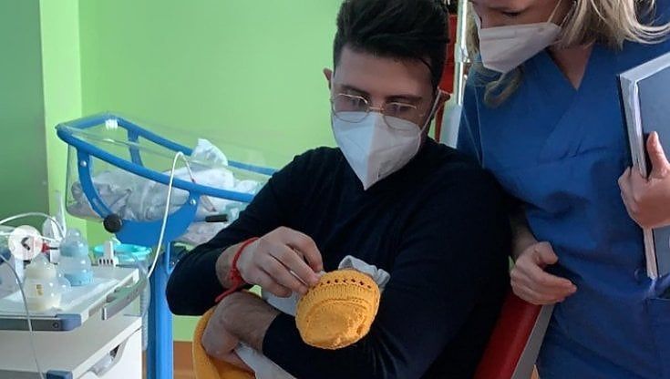 Bari, braccialetti fatti a maglia donati ai papà dei bimbi nati prematuri: "Un simbolo del legame con la sua creatura"
