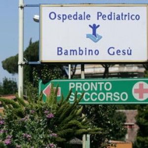 Ostia, bimba di tre anni investita mentre attraversa: &egrave; grave