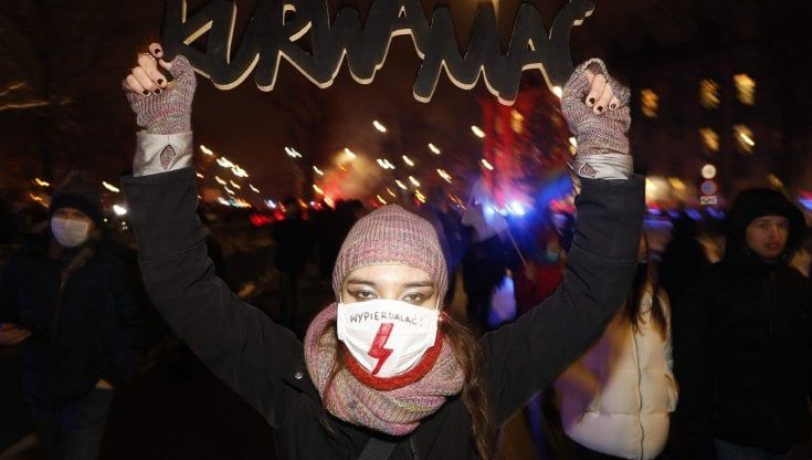 Polonia, arrestata Suchanow, leader del movimento di protesta contro la legge anti-aborto