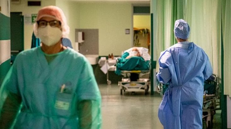 Medici in pensione a 72 anni, i sindacati insorgono. E il governo fa dietrofront. In Senato al via la maratona notturna