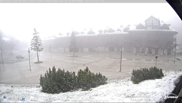 Primi fiocchi di neve in Toscana, la Val di Luce si sveglia spolverata di bianco