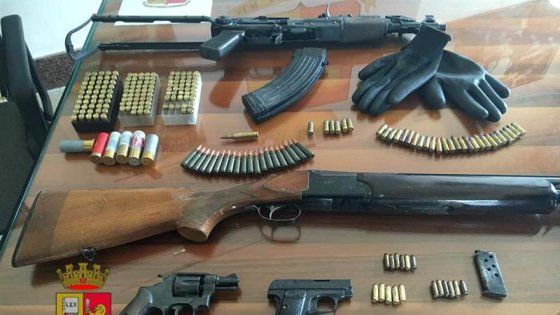 Bari, l'arsenale dei clan scoperto sottoterra: nei campi un mitragliatore, un fucile e munizioni