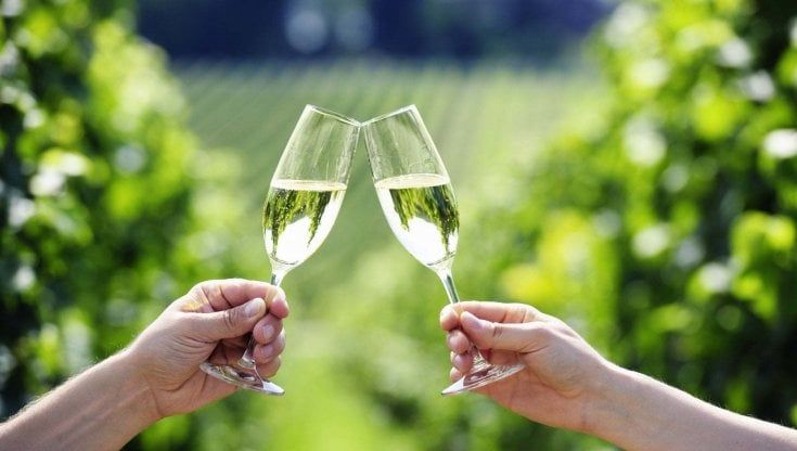 Vino e spumante, ma aspettando i saldi