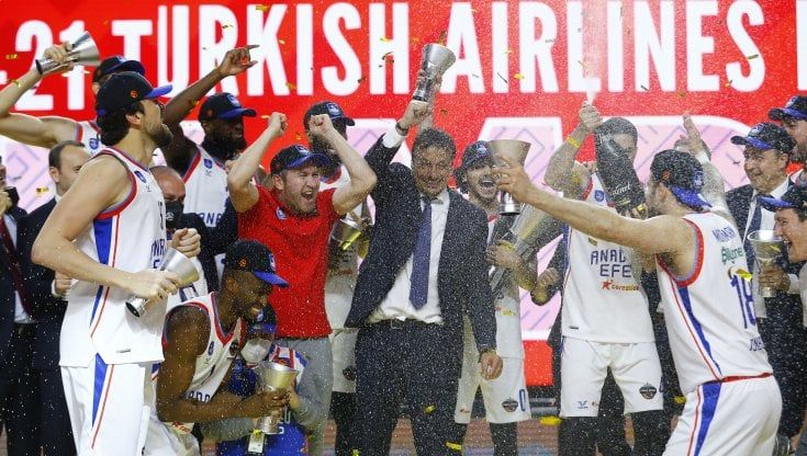 Basket, Eurolega: per l'Efes un trionfo storico, Barcellona battuto in finale