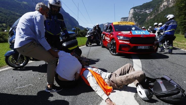 Tour de France, manifestanti in mezzo alla strada: tappa bloccata