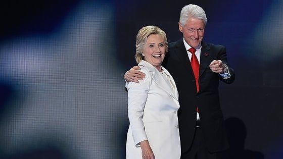 Usa, ai Clinton un assegno da 10,6 mln di dollari. Trump non pubblica il proprio reddito 