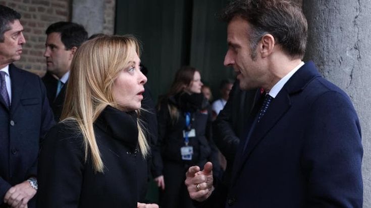 L’incontro riservato di Meloni con Macron. “Non è il momento di litigare”
