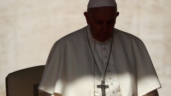 Papa Francesco contro l'aborto: "E' come affittare un sicario per risolvere il problema"