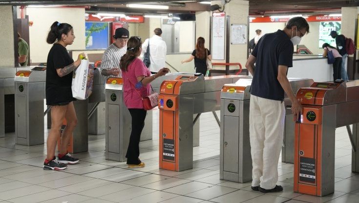 Biglietto Atm, congelato l'aumento a 2,20 euro per le corse in bus e metrò: si deciderà dopo il voto