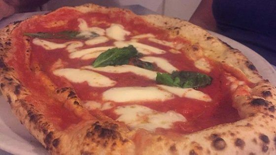 Nel locale che non ti aspetti la sorpresa di una pizza da campionato mondiale