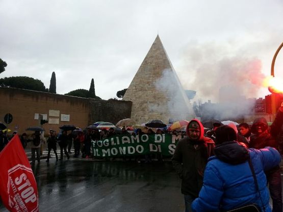 Fumogeni e petardi, il corteo dei movimenti per la casa